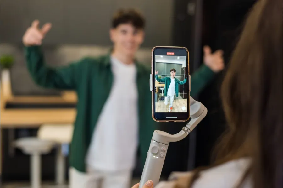 Un influencer grabando una promoción.