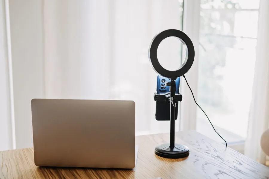 Computadora personal, anillo de luz y soporte con soporte para teléfono para grabar videos y realizar videos en vivo en casa.