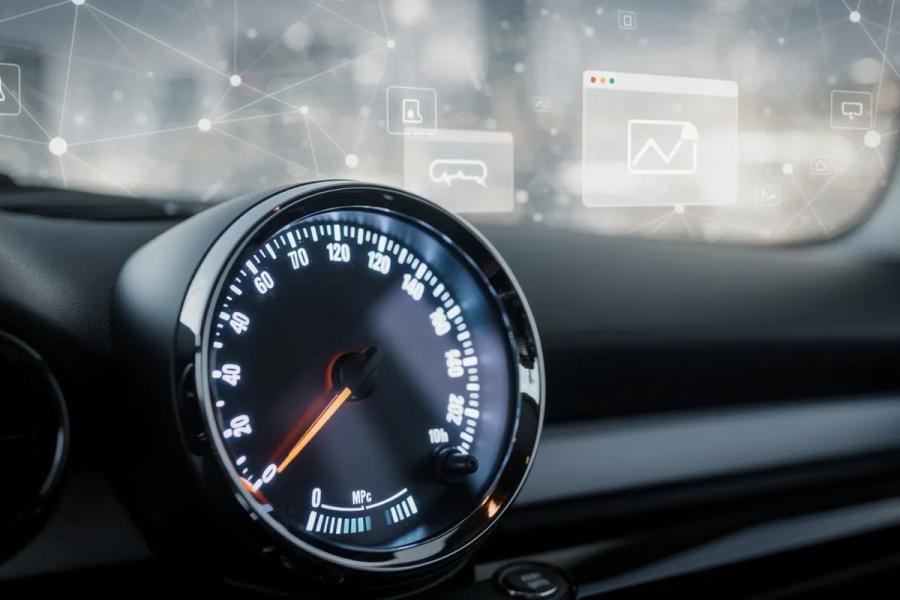 Un velocímetro analógico muestra una aguja marcando una velocidad alta, simbolizando el rendimiento web óptimo de un sitio. Esta imagen representa la importancia de utilizar los mejores plugins para WordPress, como Litespeed Cache y Yoast SEO, para mejorar la experiencia del usuario y la optimización del contenido.